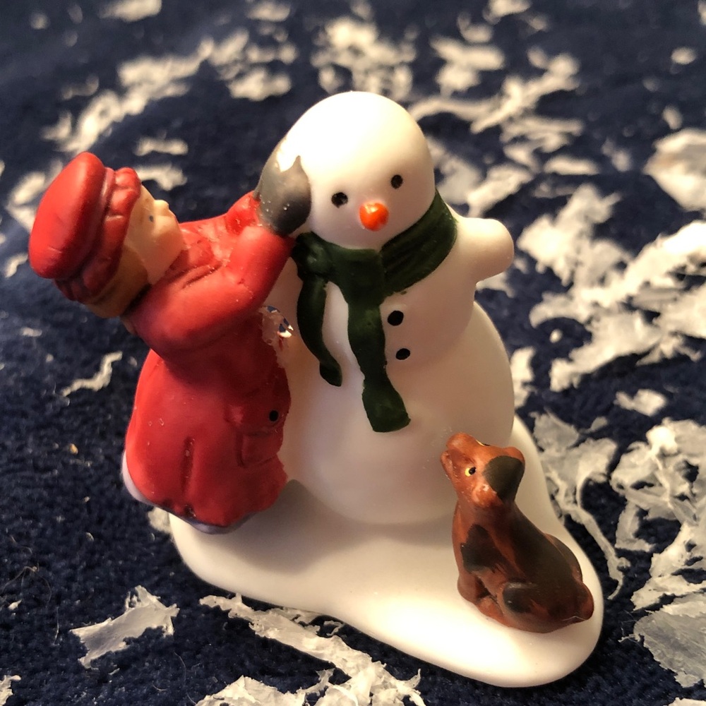 59382 Heritage Village figurine/girl and dog making a snowman/ one part of a set